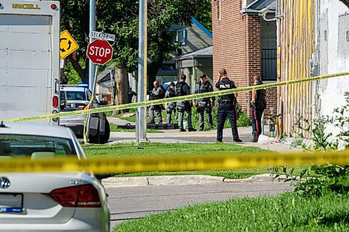 JESSE BOILY  / WINNIPEG FREE PRESS
Police respond to a suspected standoff at Selkirk and Parr on Friday. Friday, July 10, 2020.
Reporter: