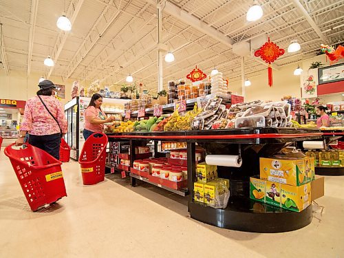 Mike Sudoma / Winnipeg Free Press
Customers at Youngs Market take time to stop and grab some mangoes while shopping Friday afternoon
July 10, 2020