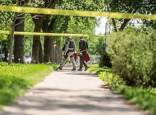 Mike Sudoma / Winnipeg Free Press
Winnipeg Police Services Tactical Team make their way through Montrose Park Saturday afternoon as they check on a mysterious package that appeared in the park Saturday morning
July 11, 2020