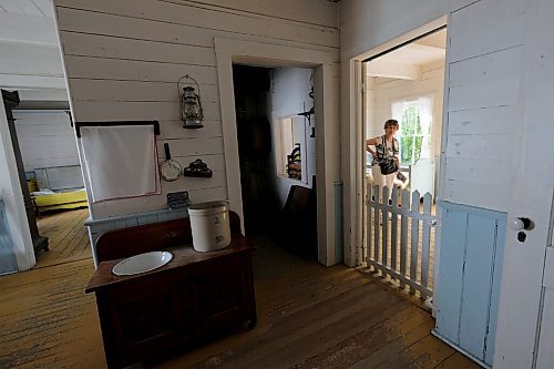 SHANNON VANRAES / WINNIPEG FREE PRESS
Liz Klassen remenices about growing up on a farm in Southern Manitoba while touring the Mennonite Heritage Village in Steinbach on July 12, 2020.