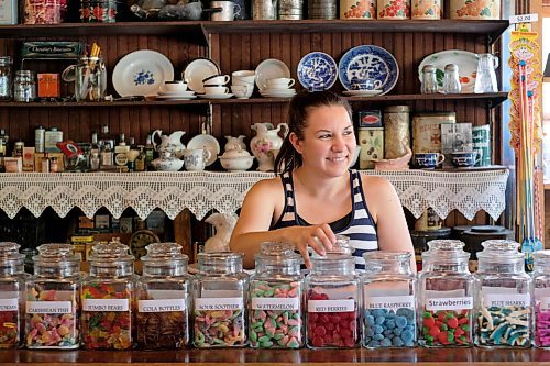 SHANNON VANRAES / WINNIPEG FREE PRESS
Amber Hiebert sells wares in the Mennonite Heritage Village's General store in Steinbach on July 12, 2020.