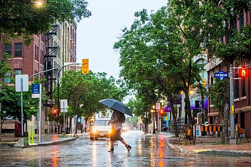 MIKAELA MACKENZIE / WINNIPEG FREE PRESS

A lone pedestrian crosses McDermot Avenue on a rainy day in the Exchange District in Winnipeg on Monday, July 13, 2020. Standup.
Winnipeg Free Press 2020.