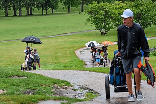 JESSE BOILY  / WINNIPEG FREE PRESS
Golfers head back to the club house as a rain storm causes second pause in play at the Golf Manitobas Mens and Womens Junior Championship at the Selkirk Golf and Country Club on Monday. Monday, July 13, 2020.
Reporter: Mike Sawatzky