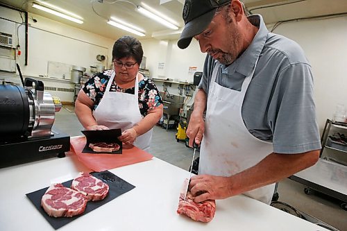 JOHN WOODS / WINNIPEG FREE PRESS
Stephen Cross, a licensed butcher, and his wife/partner Billie have started their own online butcher shop and are photographed as they prepare some orders Wednesday, January 15, 2020. The Meat Company is an online only meat supplier.

Reporter: Pankiw
