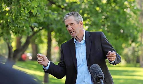 RUTH BONNEVILLE / WINNIPEG FREE PRESS

 
Local  -  Premier Brian Pallister


Manitoba Premier Brian Pallister holds press conference on the west side of Legislative Building on new Infrastructure Thursday.


July 16th, 2020