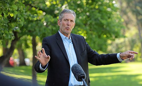 RUTH BONNEVILLE / WINNIPEG FREE PRESS

 
Local  -  Premier Brian Pallister


Manitoba Premier Brian Pallister holds press conference on the west side of Legislative Building on new Infrastructure Thursday.


July 16th, 2020