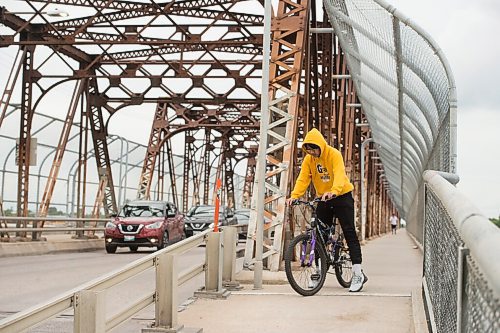 Mike Sudoma / Winnipeg Free Press
A young cyclist stops to walk their bike down the Arlington bridge Saturday afternoon
July 18, 2020