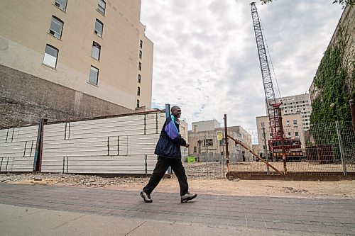 Mike Sudoma / Winnipeg Free Press
A man walks past a construction site along Portage Ave, between Edmonton and Kennedy St Saturday afternoon.
July 18, 2020