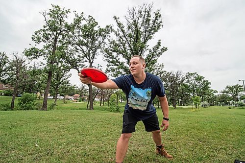 Mike Sudoma / Winnipeg Free Press
Geordie Sigurdson winds up for a toss to get to the green as and his friend Scott Friesen play a round of frisbee golf  in Happy Land park Saturday afternoon. 
July 18, 2020