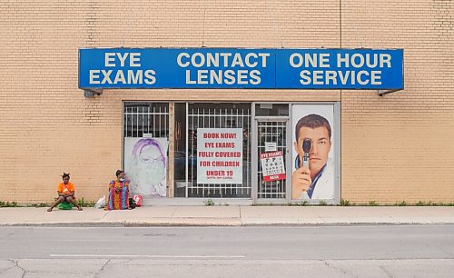 Mike Sudoma / Winnipeg Free Press
A mom and her child wait for the bus outside the Hakim Optical on Kennedy St Saturday afternoon
July 18, 2020