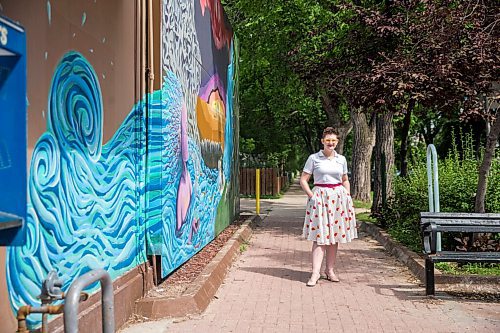 MIKAELA MACKENZIE / WINNIPEG FREE PRESS

Taryn Selch, West End Biz tour guide, poses for a portrait by the O Kanata mural at Ellice Avenue and Spence Street in Winnipeg on Tuesday, July 21, 2020. For Brenda Suderman story.
Winnipeg Free Press 2020.