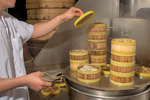 JESSE BOILY  / WINNIPEG FREE PRESS
The kitchen works away on making dim sum at Kum Koon Garden on Tuesday. Tuesday, July 21, 2020.
Reporter: Eva