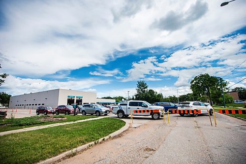 MIKAELA MACKENZIE / WINNIPEG FREE PRESS

Cars line up at the drive-through COVID-19 testing site on Main Street in Winnipeg on Tuesday, July 21, 2020. For Malak Abas story.
Winnipeg Free Press 2020.