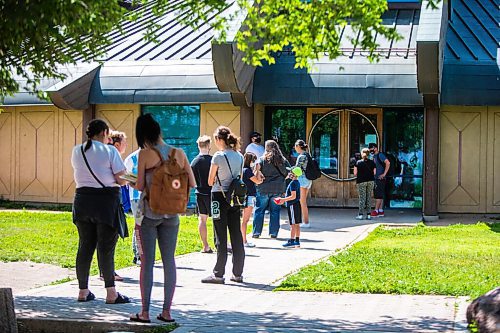 MIKAELA MACKENZIE / WINNIPEG FREE PRESS

People line up at the COVID-19 testing site at Thunderbird House in Winnipeg on Tuesday, July 21, 2020. For Malak Abas story.
Winnipeg Free Press 2020.