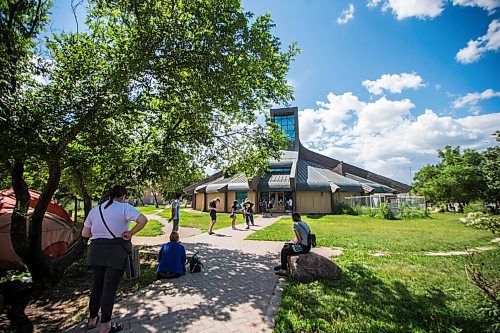 MIKAELA MACKENZIE / WINNIPEG FREE PRESS

People line up at the COVID-19 testing site at Thunderbird House in Winnipeg on Tuesday, July 21, 2020. For Malak Abas story.
Winnipeg Free Press 2020.