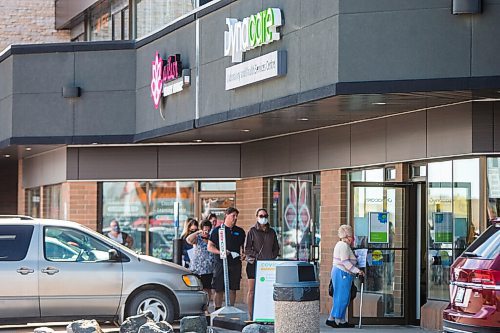 MIKAELA MACKENZIE / WINNIPEG FREE PRESS

Lineups snake down the sidewalk at the Garden City Dynacare location in Winnipeg on Wednesday, July 22, 2020. For Malak Abas story.
Winnipeg Free Press 2020.