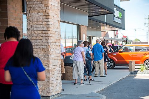 MIKAELA MACKENZIE / WINNIPEG FREE PRESS

Lineups snake down the sidewalk at the Garden City Dynacare location in Winnipeg on Wednesday, July 22, 2020. For Malak Abas story.
Winnipeg Free Press 2020.