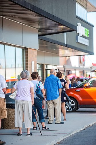 MIKAELA MACKENZIE / WINNIPEG FREE PRESS

Lineups snake down the sidewalk at the Garden City Dynacare location in Winnipeg on Wednesday, July 22, 2020. For Malak Abas story.
Winnipeg Free Press 2020.