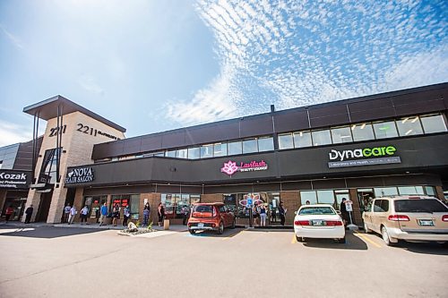 MIKAELA MACKENZIE / WINNIPEG FREE PRESS

Lineups snake down the sidewalk at the Garden City Dynacare location in Winnipeg on Wednesday, July 22, 2020. For Malak Abas story.
Winnipeg Free Press 2020.