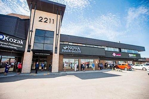 MIKAELA MACKENZIE / WINNIPEG FREE PRESS

Lineups snake down the sidewalk at the Garden City Dynacare location in Winnipeg on Wednesday, July 22, 2020. For Malak Abas story.
Winnipeg Free Press 2020.