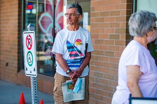 MIKAELA MACKENZIE / WINNIPEG FREE PRESS

Dan waits in line at the Garden City Dynacare location in Winnipeg on Wednesday, July 22, 2020. For Malak Abas story.
Winnipeg Free Press 2020.