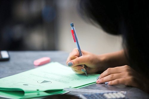 MIKAELA MACKENZIE / WINNIPEG FREE PRESS

A grade nine math summer session at Andrew Mynarski School in Winnipeg on Thursday, July 23, 2020. Pandemic measures have been in place for this in-person session -- one of the first of its kind since COVID-19 was detected in Manitoba. For Maggie Macintosh story.
Winnipeg Free Press 2020.