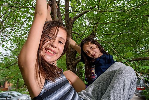 JESSE BOILY  / WINNIPEG FREE PRESS
Twins Auryla, left, and Kimber Louis play in their yard at their home on Thursday. The twins received the Sunshine Fund which allow them to go to camp. Thursday, July 23, 2020.
Reporter: Nadya