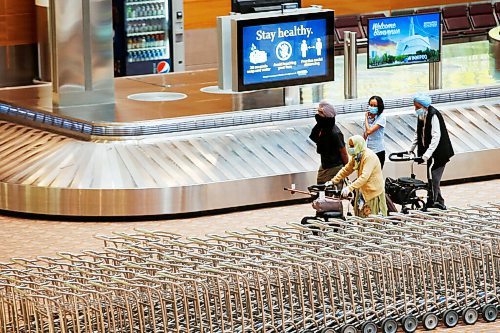 JOHN WOODS / WINNIPEG FREE PRESS
Air travellers at Winnipeg airport Thursday, July 23, 2020. 

Reporter: ?