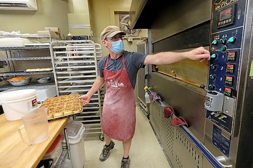 SHANNON VANRAES/WINNIPEG FREE PRESS
Tall Grass co-owner, Loic Perrot, bakes cinnamon buns at the Tall Grass Prairie Bread Company bakery in Wolseley or July 23, 2020.