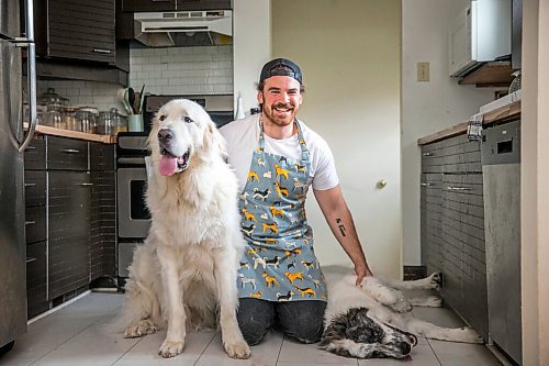 MIKAELA MACKENZIE / WINNIPEG FREE PRESS

Blue Bomber fullback John Rush, who just started a food blog called Rescue Dog Kitchen, poses for a portrait with his dogs, Bon Homme (left), and Bailey in Winnipeg on Friday, July 24, 2020. For Eva Wasney story.
Winnipeg Free Press 2020.