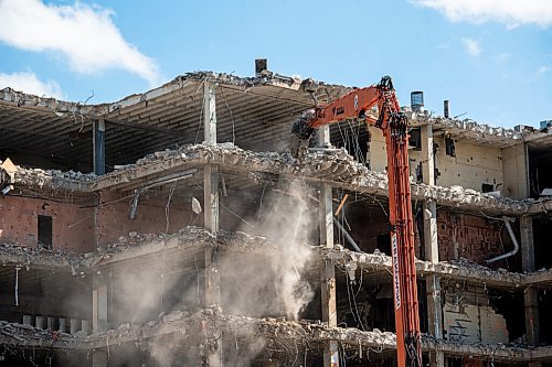 Mike Sudoma / Winnipeg Free Press
Dust and debris fall to the ground as demoliton of the Public Safety building enters its sixth straight month
July 24, 2020