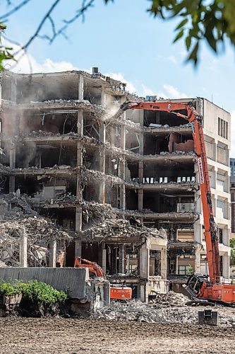 Mike Sudoma / Winnipeg Free Press
Dust and debris fall to the ground as demoliton of the Public Safety building enters its sixth straight month
July 24, 2020