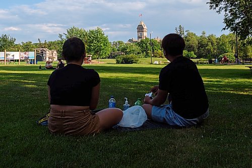 JESSE BOILY  / WINNIPEG FREE PRESS
A couple enjoy the heat with a picnic at Assiniboine Park on Friday. Temperatures rose above 30degC on Friday. Friday, July 24, 2020.
Reporter: STDUP