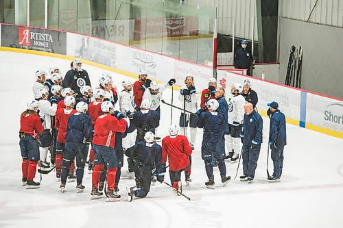 Mike Sudoma / Winnipeg Free Press
Winnipeg Jets Head Coach, Paul Maurice, talks to the team in between drills during practice Saturday morning at the Iceplex.
July 25, 2020