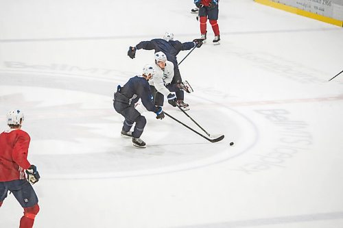 Mike Sudoma / Winnipeg Free Press
Winnipeg Jets captain, Mark Scheifele makes his way past Jets left wing, Mathieu Perrault and forward Nick Shore during practice at the Ice Plex Saturday morning
July 25, 2020