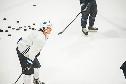 Mike Sudoma / Winnipeg Free Press
Winnipeg Jets Centre, Mark Scheifele, waits for a drill to begin during practice at the Iceplex Saturday morning
July 25, 2020