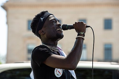 Mike Sudoma / Winnipeg Free Press
Theo Landry, a nurse at Childrens Hospital, performs a spoken word slam poem as he talks to Members/Supporters of The Line, a group against the CoVid quarantine/restrictions, as they rally along Broadway St Saturday afternoon
July 24, 2020