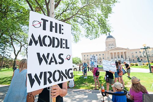 Mike Sudoma / Winnipeg Free Press
Members/Supporters of The Line, a group against the CoVid quarantine/restrictions, hold signs as they rally along Broadway St Saturday afternoon
July 24, 2020