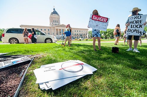 Mike Sudoma / Winnipeg Free Press
Members/Supporters of The Line, a group against the CoVid quarantine/restrictions, hold signs as they rally along Broadway St Saturday afternoon
July 24, 2020