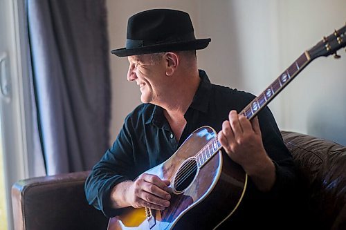 MIKAELA MACKENZIE / WINNIPEG FREE PRESS

Roots rock performer Mark Reeves poses for a portrait in his home in Winnipeg on Monday, July 27, 2020. For Dave Sanderson story.
Winnipeg Free Press 2020.