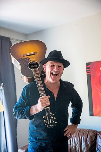 MIKAELA MACKENZIE / WINNIPEG FREE PRESS

Roots rock performer Mark Reeves poses for a portrait in his home in Winnipeg on Monday, July 27, 2020. For Dave Sanderson story.
Winnipeg Free Press 2020.