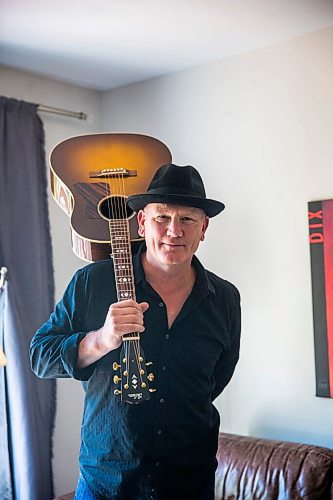 MIKAELA MACKENZIE / WINNIPEG FREE PRESS

Roots rock performer Mark Reeves poses for a portrait in his home in Winnipeg on Monday, July 27, 2020. For Dave Sanderson story.
Winnipeg Free Press 2020.