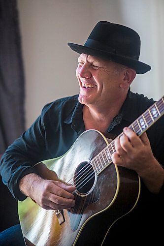 MIKAELA MACKENZIE / WINNIPEG FREE PRESS

Roots rock performer Mark Reeves poses for a portrait in his home in Winnipeg on Monday, July 27, 2020. For Dave Sanderson story.
Winnipeg Free Press 2020.