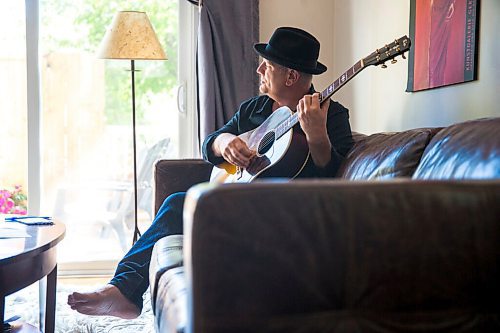 MIKAELA MACKENZIE / WINNIPEG FREE PRESS

Roots rock performer Mark Reeves poses for a portrait in his home in Winnipeg on Monday, July 27, 2020. For Dave Sanderson story.
Winnipeg Free Press 2020.