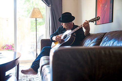 MIKAELA MACKENZIE / WINNIPEG FREE PRESS

Roots rock performer Mark Reeves poses for a portrait in his home in Winnipeg on Monday, July 27, 2020. For Dave Sanderson story.
Winnipeg Free Press 2020.