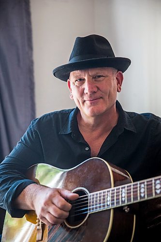 MIKAELA MACKENZIE / WINNIPEG FREE PRESS

Roots rock performer Mark Reeves poses for a portrait in his home in Winnipeg on Monday, July 27, 2020. For Dave Sanderson story.
Winnipeg Free Press 2020.