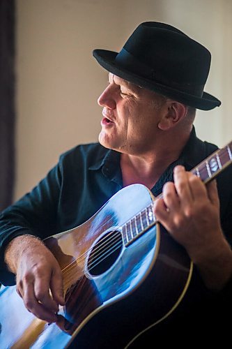 MIKAELA MACKENZIE / WINNIPEG FREE PRESS

Roots rock performer Mark Reeves poses for a portrait in his home in Winnipeg on Monday, July 27, 2020. For Dave Sanderson story.
Winnipeg Free Press 2020.