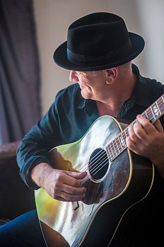 MIKAELA MACKENZIE / WINNIPEG FREE PRESS

Roots rock performer Mark Reeves poses for a portrait in his home in Winnipeg on Monday, July 27, 2020. For Dave Sanderson story.
Winnipeg Free Press 2020.