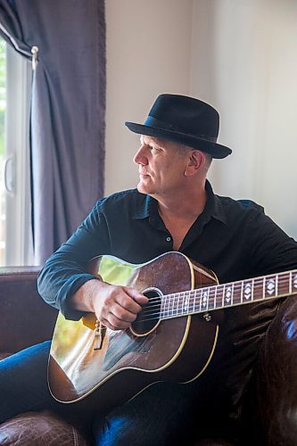 MIKAELA MACKENZIE / WINNIPEG FREE PRESS

Roots rock performer Mark Reeves poses for a portrait in his home in Winnipeg on Monday, July 27, 2020. For Dave Sanderson story.
Winnipeg Free Press 2020.