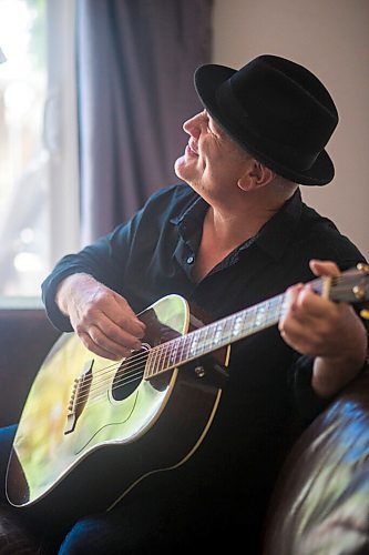 MIKAELA MACKENZIE / WINNIPEG FREE PRESS

Roots rock performer Mark Reeves poses for a portrait in his home in Winnipeg on Monday, July 27, 2020. For Dave Sanderson story.
Winnipeg Free Press 2020.